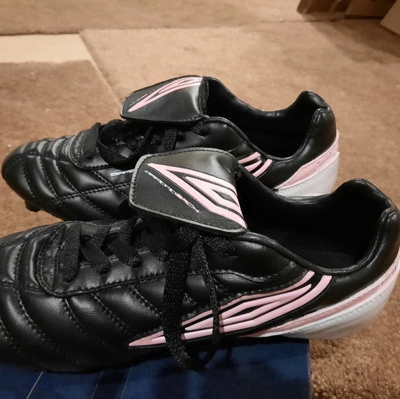 Women Umbro soccer cleats - Picture 2 of 7